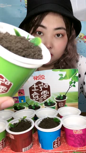 吃货姐挑战吃土零食,感觉还不错