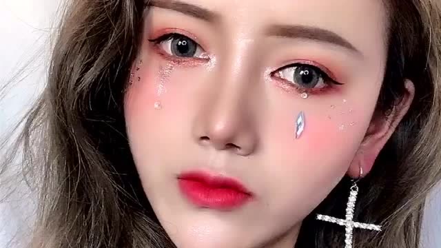 音乐节泪钻混血妆,妆容太闪亮了,一秒就变御姐!