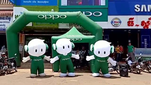 oppo手机居然都传到国外去了,这小伙也是太会玩了,真是太逗了!