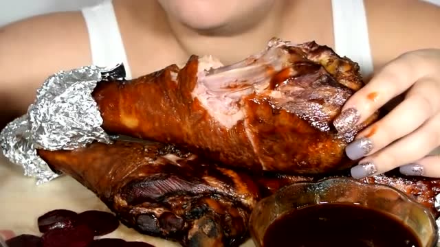 声控姐姐吃超大火鸡腿,比胳膊还要粗的鸡腿,太厚实了!