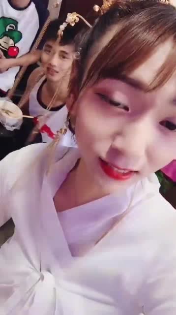 最近女装大佬看多了,眼前这位真让我不辨雌雄,你们看着是男是女