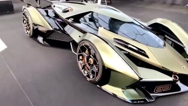 这辆车真是太炫酷了,据说这是全球限量版的超级跑车,这气场太强大了!
