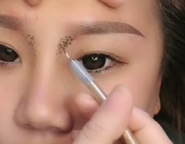 现在又流行这样纹鼻侧影了?为了美真是够拼的!