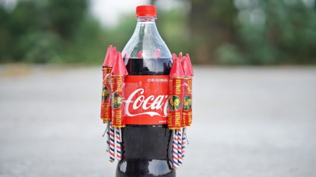 将窜天猴烟花绑在可乐瓶上,它能把可乐带飞吗?结局太有意思了