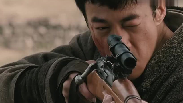 遍地狼烟:这是狙击手的比拼,牧良逢没有掩体,出枪快,成功反杀