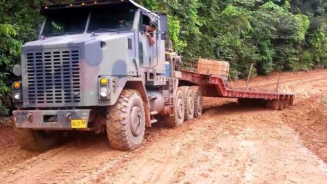 这什么路啊,八驱卡车都上不去?