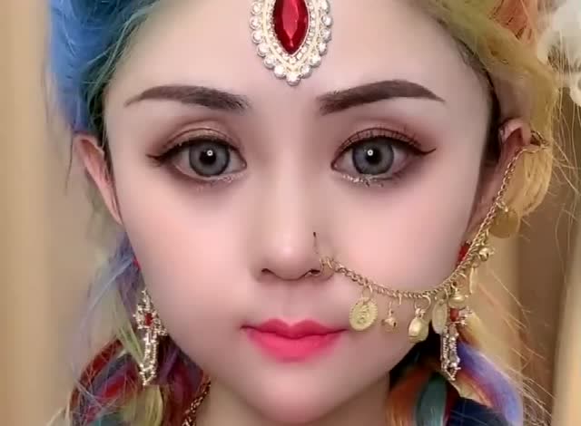 舞台上化了大浓妆的小姐姐一卸妆,连保安大哥都要看呆了!