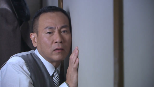 双雄:汉奸住特工隔壁房间,以为能隔墙偷听情报,特工这招太高明