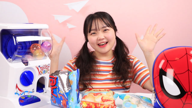 超级英雄玩具 奇趣蛋里的脑筋急转弯 草莓姐姐求助迪迦奥特曼获得蜘蛛