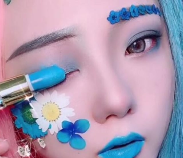 口红试色能画成这样太精彩了,一只天蓝色口红画全脸真精致!