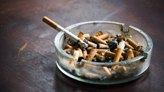 烟灰不要直接弹到烟灰缸,邻居爷爷教我一招,弹烟灰不乱飞