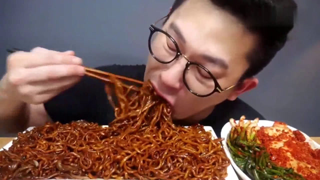 韩国吃货大叔,炸酱面,辣白菜,拌葱,大口大口吃得真过瘾