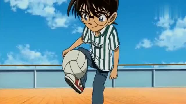 名侦探柯南:柯南踢足球的样子迷到了小兰,小兰已经看呆了