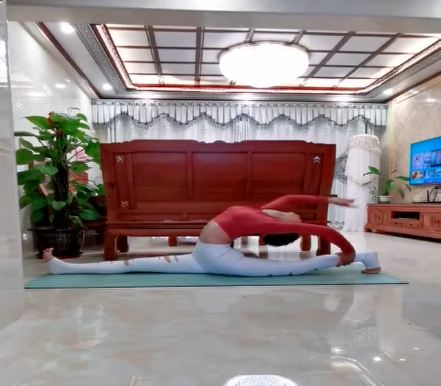 身穿白色紧身裤的美女,在家里秀一字马,精彩表演值得赞!