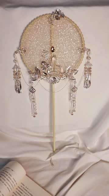 纯香槟色古风遮面扇,眼前这一幕,网友:我一个男生都忍不住想要