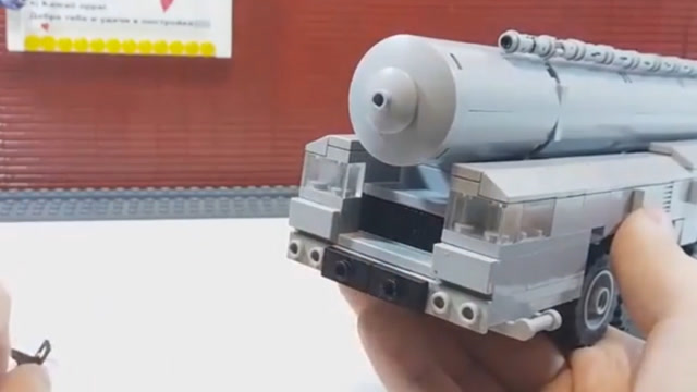 牛人用乐高组装了个俄罗斯白杨m洲际弹道导弹外型真酷炫