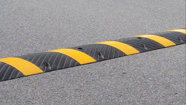 国外发明的这款智能减速带,能自动判断车速升降,获得交通大奖!