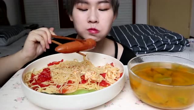 红红黄黄西红柿鸡蛋面加南瓜汤吃播!小姐姐吸溜吸溜真是看的直流口水