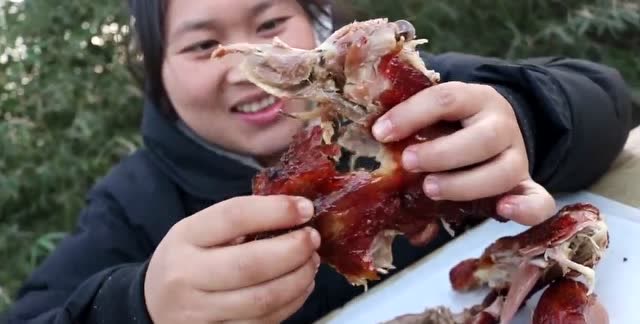 胖妹嘴馋,上街买只脆皮烤鸭咬一口嘎嘣脆真香