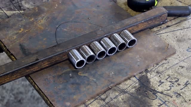 牛人找来废旧铁管,切成小段想干啥?太聪明了,看完赶紧试试