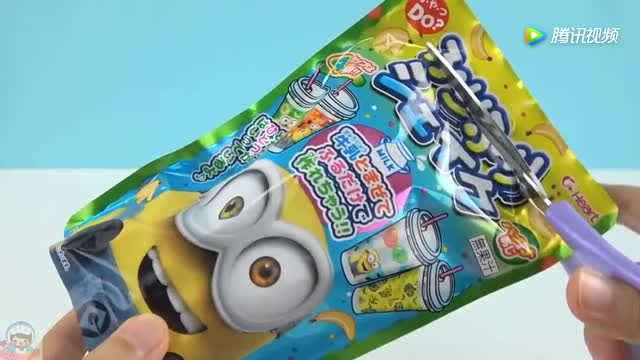 《玩具益趣园》今天来分享一个小黄人的摇摇乐奶昔食玩!