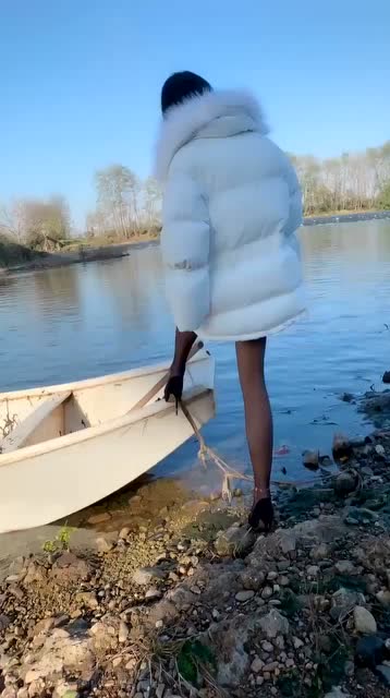 河边的美女小姐姐,不知道在干什么,好想她转过来啊