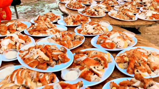 湛江吴川农村年例真豪气,一次酒席用掉500只鸡,厨师们砍到手软