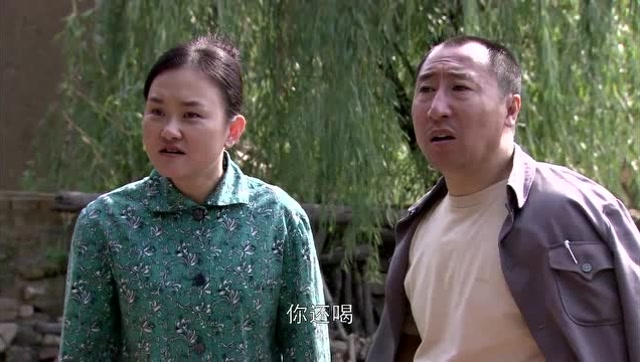 樱桃红:二癞去张发财家偷酒喝还赖燕子,张发财夫妇气的狠狠地打了燕子