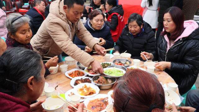四川农村坝坝宴,村长请村里人吃免费午饭,这样的酒席最热闹了