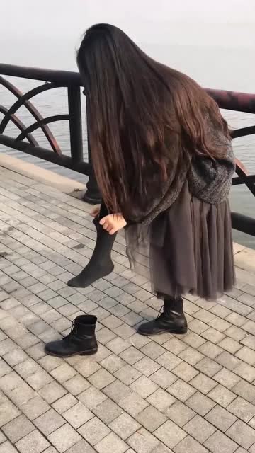 给我老婆买了双袜子,在街上就脱鞋给换了,真是爱我啊