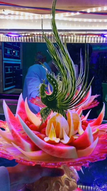 把西瓜皮雕刻成凤凰的样子,这样的果盘都是不是很漂亮?