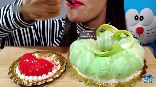 吃货小姐姐吃2种慕斯蛋糕,草莓味和开心果味,感觉3个也能吃完