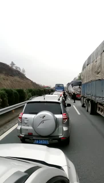 沪昆高速堵车最新图片