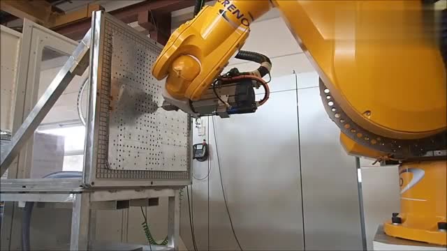 用机器人来进行钻孔,效率可以抵得上几个工人了