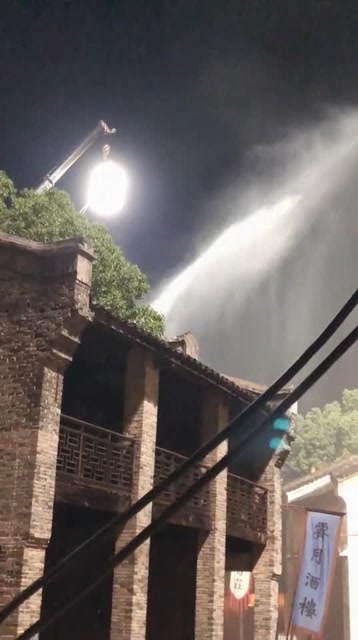 剧组就是这样拍人工降雨戏的