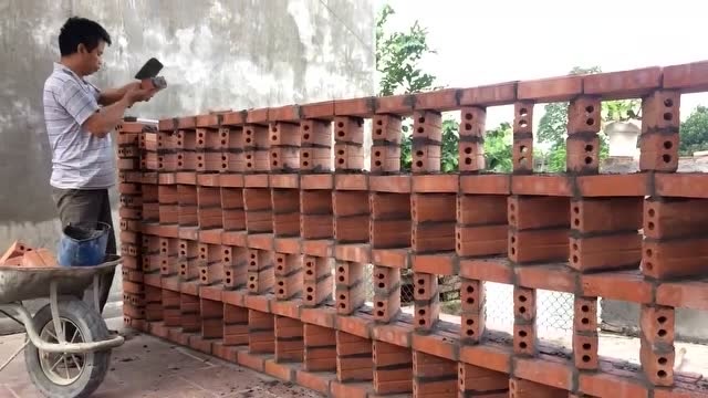 农村大叔在自家后院用砖头修建围栏手艺太棒了真有创意