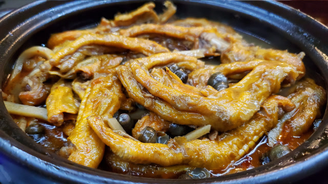 教你螺蛳鸭脚煲正宗做法,学会在家做,汤浓肉香,比粉店的还好吃