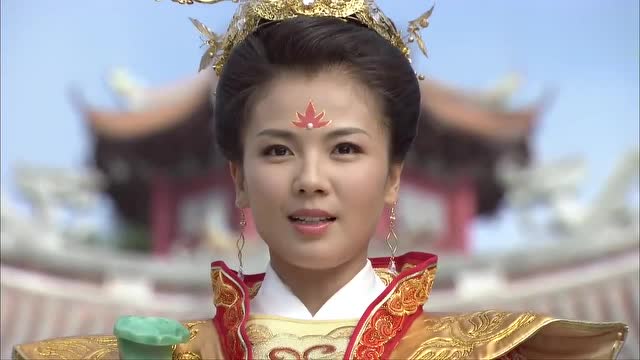 妈祖:妈祖功德无量,被朝廷封为护国夫人,信众纷纷跪拜