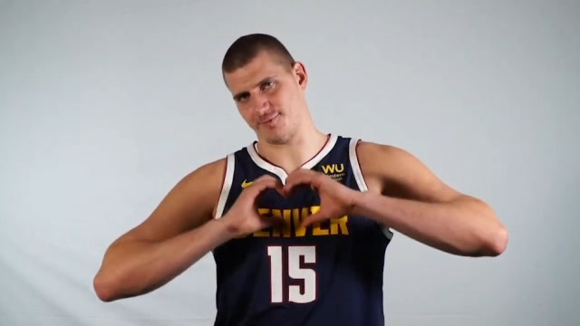 约基奇学中文有多可爱?五花肉跟说中文名字,一句话逗乐现场所有人