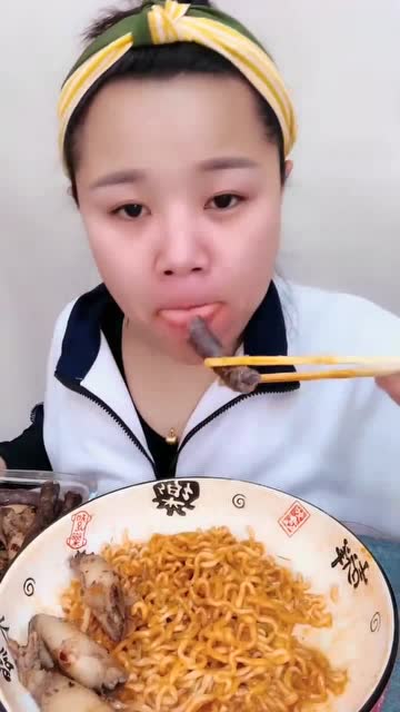 大胃王馨子吃美食,一口气可以直接吃完?网友:你的脸都红了!