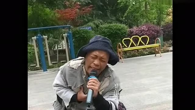 镇上有名的流浪歌手,一首歌唱的肝肠寸断,听完我哭了!