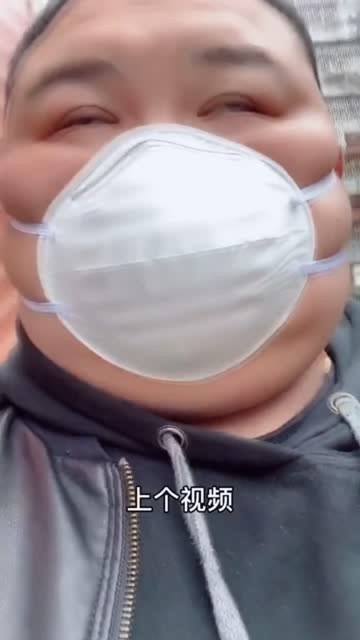 胖小伙戴口罩吐槽尺寸太小把脸绷三层张嘴说话鼻孔就露出来了