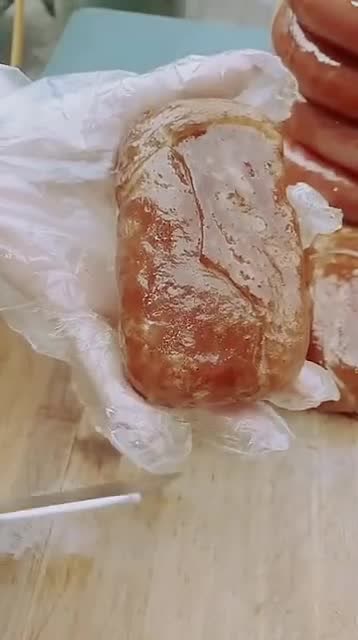 这个黑心肠,大家都抢着吃呢,切开看看