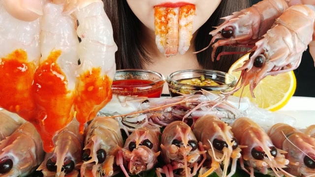 吃播:小姐姐吃大虾,蘸着辣酱味道太鲜美了