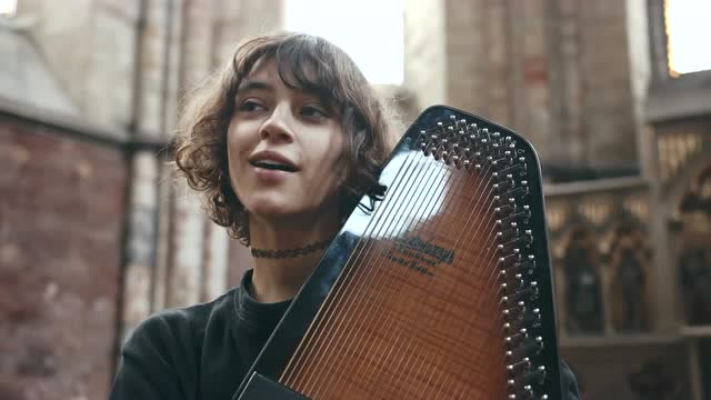 法国美女歌手pomme演唱《鸟儿》,天籁之声让人如痴如醉!