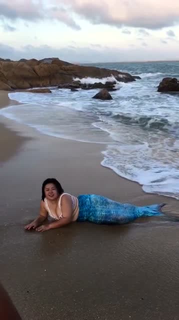 搁浅在沙滩上的美人鱼