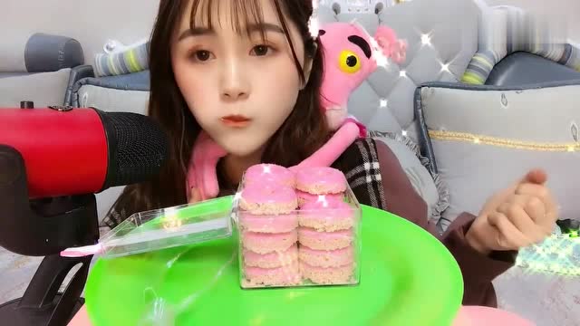 吃播声控小姐姐:这次吃的草莓甜甜圈,一口下去是幸福的味道!