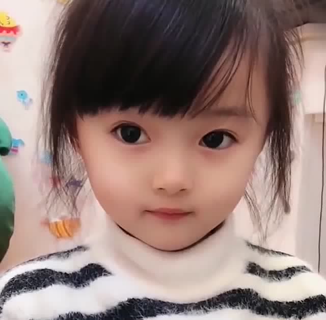 大眼睛小女孩这么萌,网友:像小时候的杨幂!