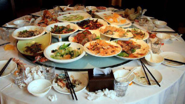 饭店每天这么多剩菜,为什么客人一口没动,也决不允许服务员吃?