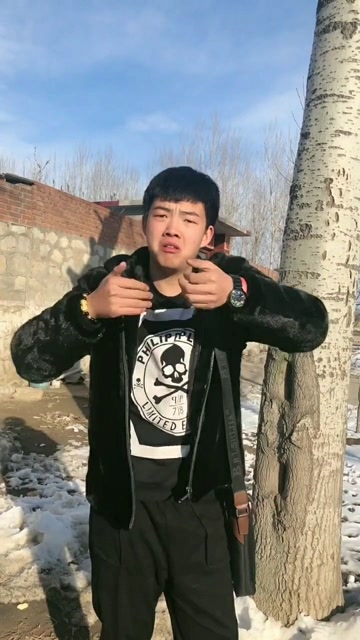 东北的精神小伙要出门了,大家都躲远一点小心挨打